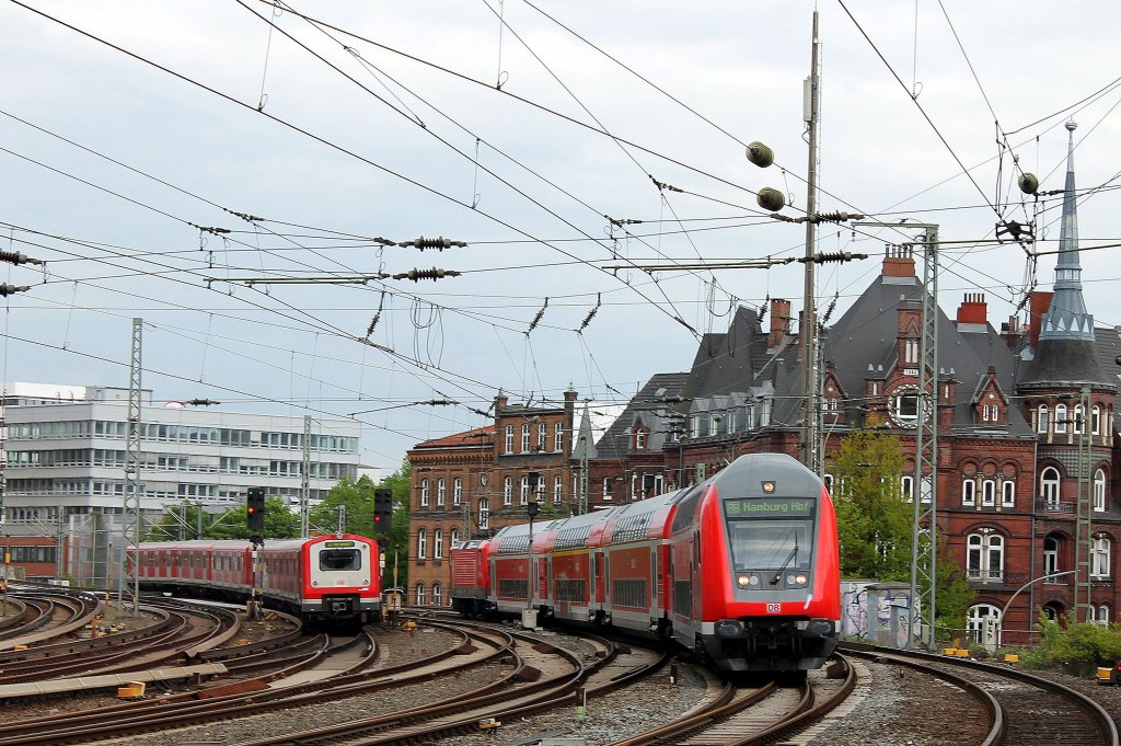 RB 21323 von Bad Oldesloe nach Hamburg Hbf geschoben von der 112 144 bei der Einfahrt in Hamburg Hbf; daneben eine BR 472/473 als S 2 von Hamburg-Altona nach Hamburg-Bergedorf; am 10.05.2013