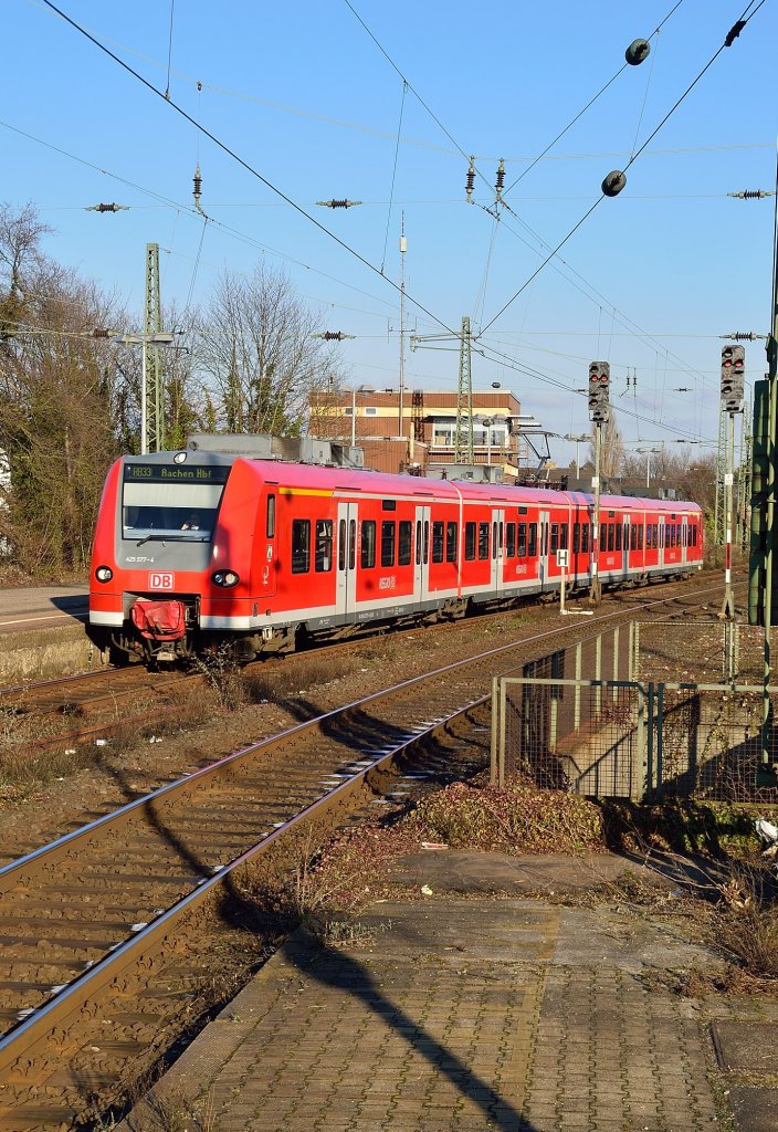 RB 33 bei der Einfahrt in Mnchengladbach, der 425 577-4 ist auf dem Weg nach Aachen.13.1.2013