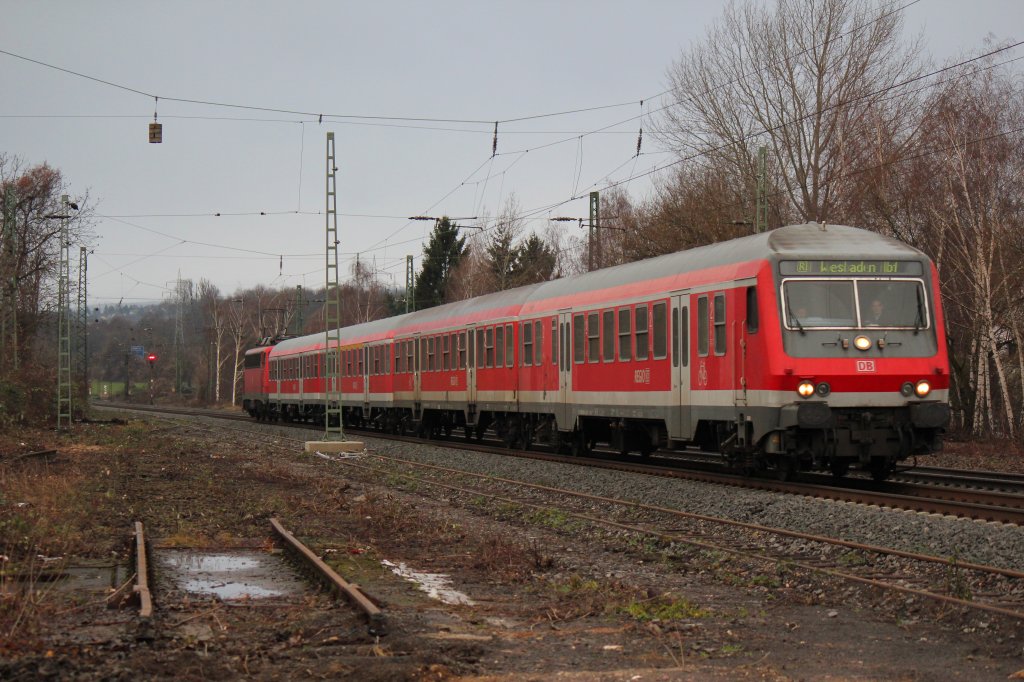 RB nach Wiesbaden Hbf in Form eines Wittenbergerkopfes und Bn-Wagen geschoben von einer Lok der Baureihe 110 fhrt am Morgen des 11.12.2010 in den Bahnhof Wiesbaden Biebrich ein.