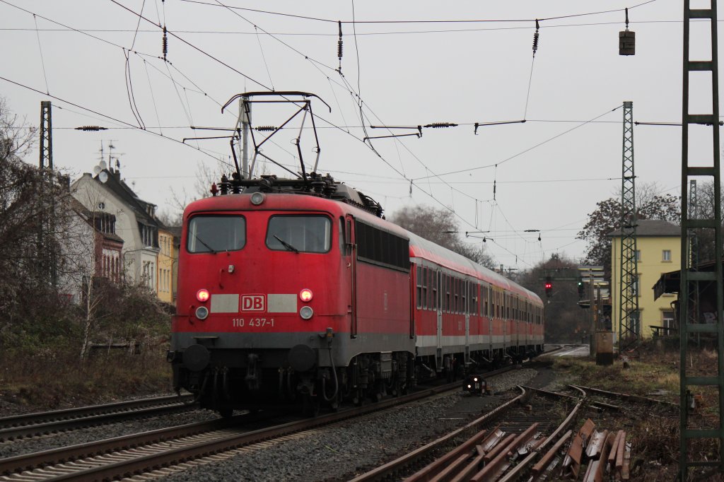 RB nach Wiesbaden Hbf geschoben von 110 437 erreicht am Morgen des 11.12.2010 den nchsten Halt Wiesbaden Biebrich.
