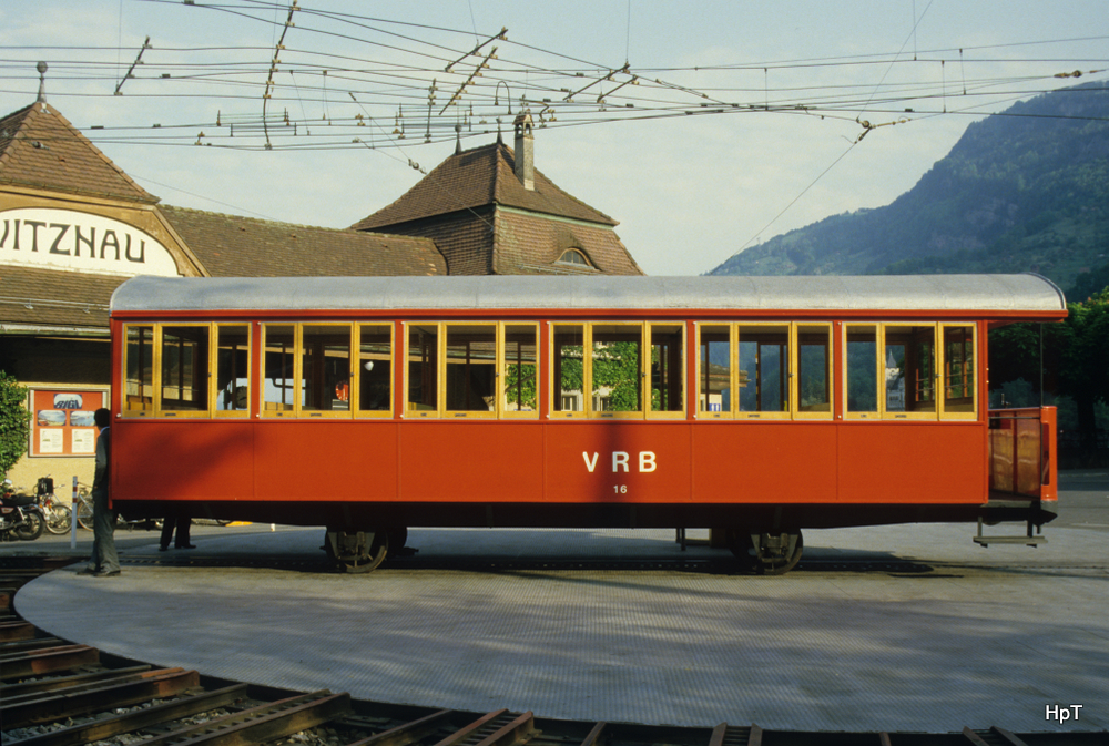 RB - Personenwagen B 16 auf der Drehscheibe in Vitznau im Mai 1985 ... Bild ab Dia