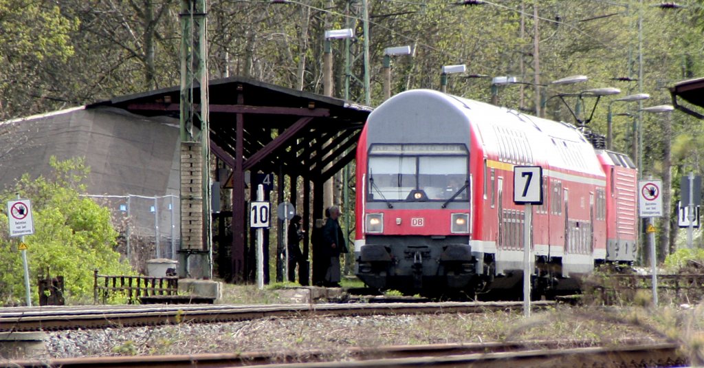 RB Zwickau-Leipzig im Bf Markkleeberg. Mit der Fertigstellung des Leipziger City Tunnels wird diese Gattung sowie die BR 143 von dieser Strecke verschwunden sein. 19.04.2011