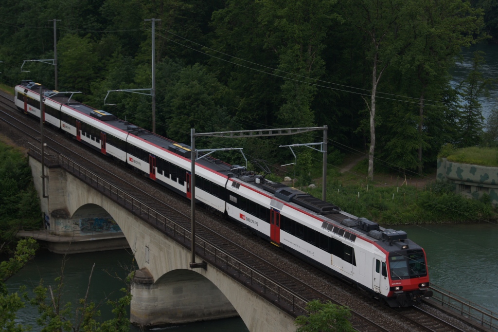 RBDe 560 267-7 berquert am 27.5.12 die Reuss bei Turgi.