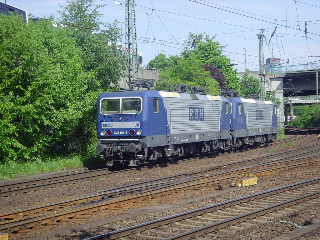 RBH 105 (Ex-DB 143 186-5) + RBH 104 (Ex-DB 143 191-5) fuhren als Lz durch Hamburg-Harburg. 27.05.2010