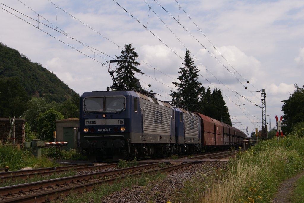 RBH 143 068-5 + 143 186-5 mit einem Kohlezug in Leutesdorf am 02.07.2011
