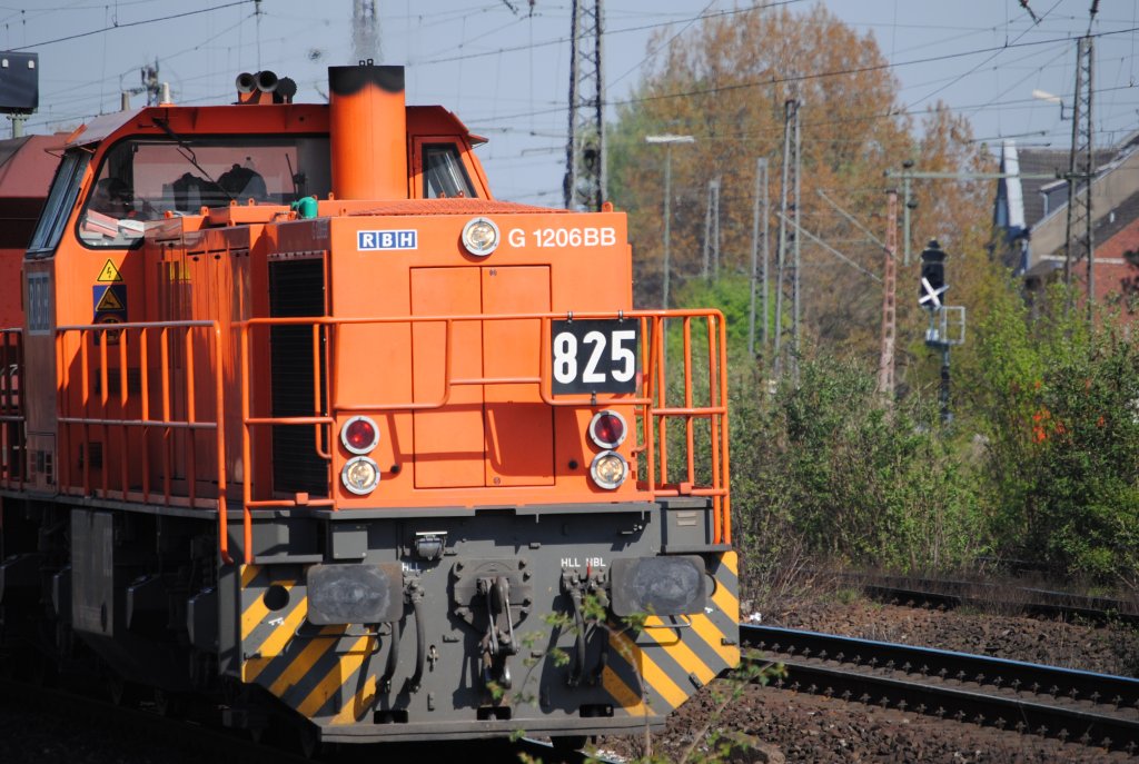 RBH 825 (MaK G 1206BB) am 23.04.2010 bei der Vorbeifahrt an Oberhausen Osterfeld-Sd