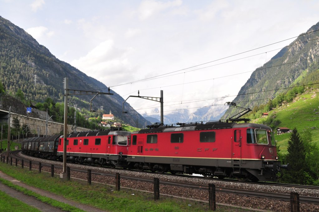 Re 10/10 mit GZ bei Wassen am 30.05.2010