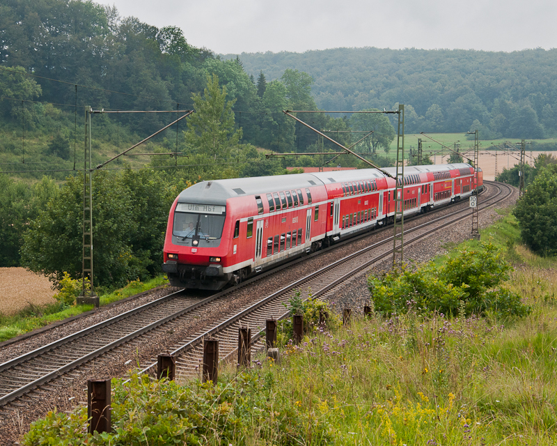 RE 19215 (Stuttgart Hbf - Ulm Hbf) am 28. Juli 2011 mit Schublok 146 209-2 bei Urspring.