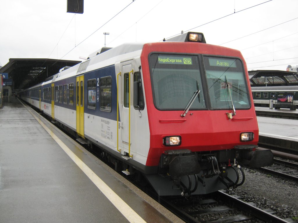 RE 3532 statt mit einem BDt mit einem NPZ Bt, am Zugschluss Re 4/4 II 11194, Zrich, 31.03.2011.