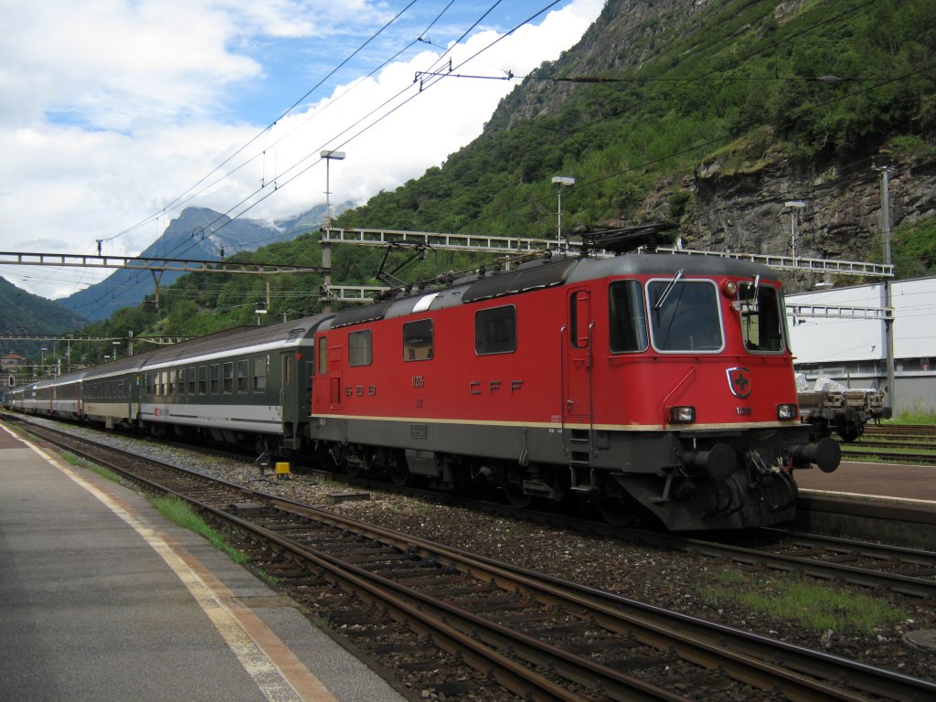 Re 4/4 11205 mit IR 2271 im Bahnhof Biasca, 13.08.2010.