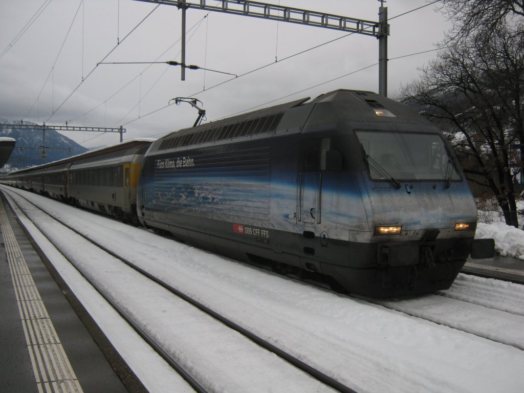 Re 460 002 mit EC 100 in Landquart, 24.12.2011.