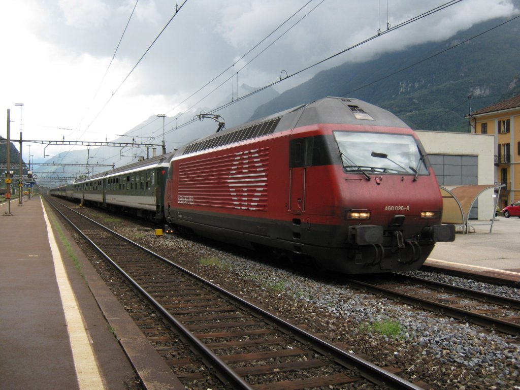 Re 460 026 mit IR 2286 bei Einfahrt in Biasca, 13.08.2010.