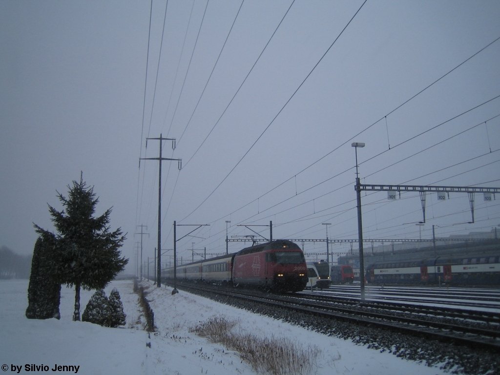 Re 460 032-6 am 29.1.2010 bei Schneefall mit dem IR 9068 nach Biel bei der UA Oberwinterthur
