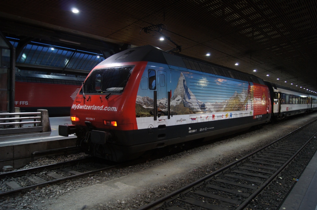 Re 460 036-7 steht am frhen Morgen des 31.7.11 im Zrcher Hauptbahnhof.