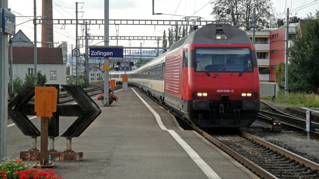 Re 460 049-0  Pfannenstiel  trifft am 06.08.10 mit IR nach Luzern in Zofingen ein.