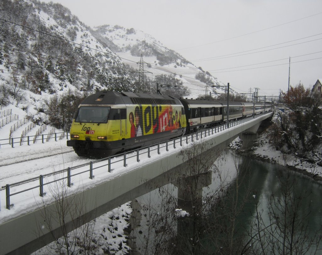 Re 460 053 mit IR 1420 bei Ausfahrt in Leuk. An erster Stelle ist noch ein D ex. SNCF eingereiht, 21.12.2011.
