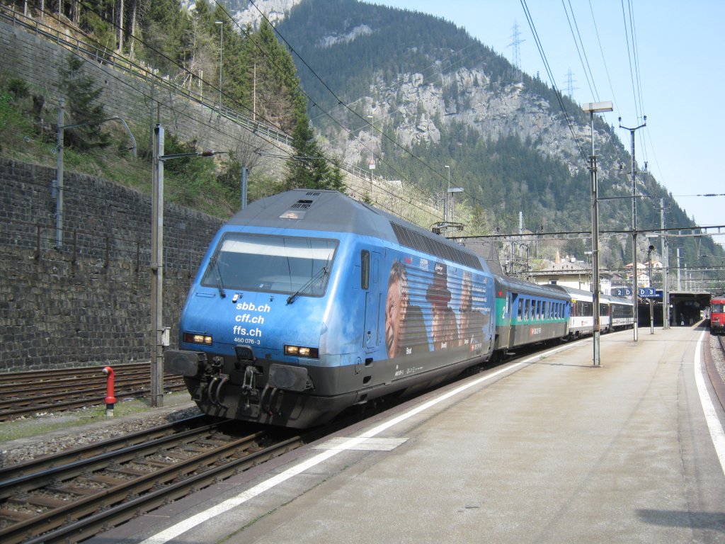 Re 460 076 mit IR 2267 in Gschenen. Wegen dem erhten Verkehsaufkommen an Ostern wurde dieser Zug mit 6 Verstrkungswagen ergnzt, somit hatte der Zug 13 Wagen. Zustzlich verkehrte noch ein Entlastungszug von Zrich-Gschenen, 22.04.2011.