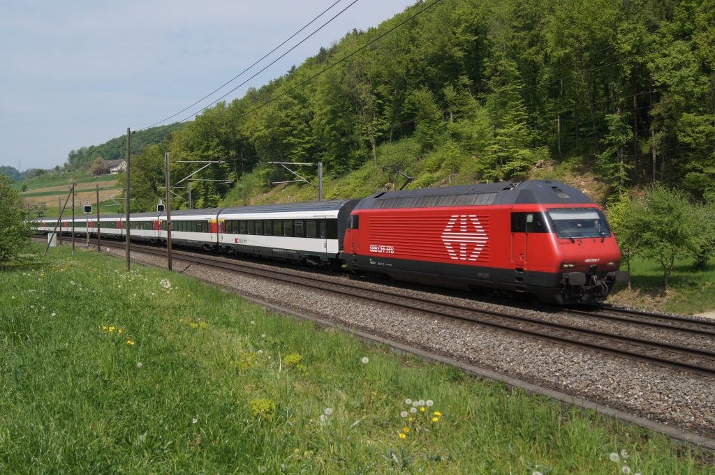 Re 460 079-9 zieht am 23.4.11 den IR 1919 von Gelterkinden Richtung Tecknau.