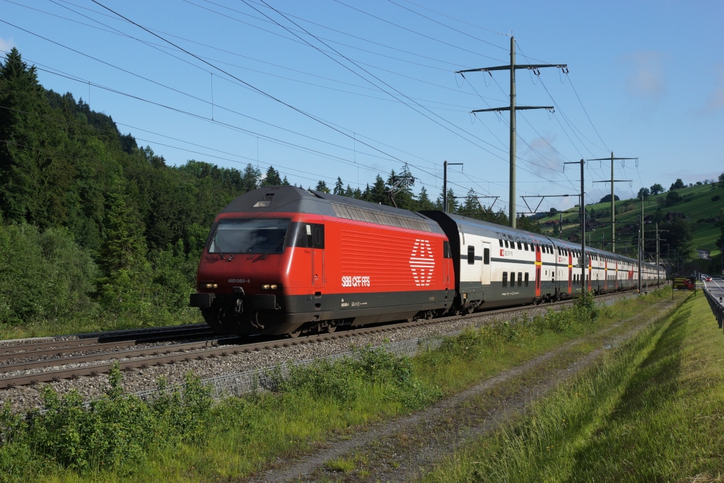 Re 460 085-4 befinden sich am 30.06.2013 mit dem IC 810 in Mlenen.