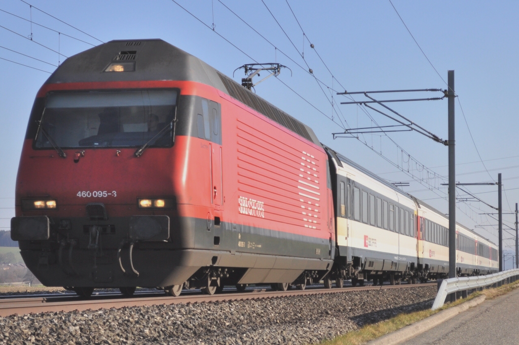 Re 460 095-3 mit RE Bern-Biel/Bienne bei Schwanden