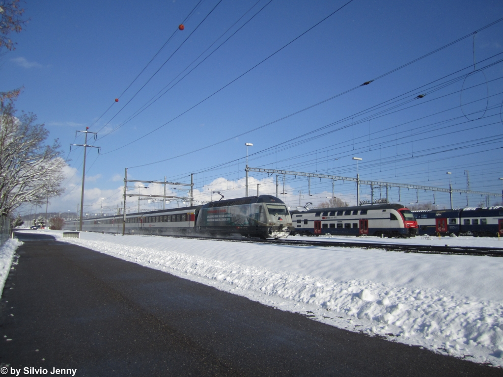 Re 460 107-6 ''Alp Transit III'' fhrt am 9.2.2013 mit dem IR 2128 nach Biel bei der UA Oberwinterthur am RABe 514 003-3 vorbei.