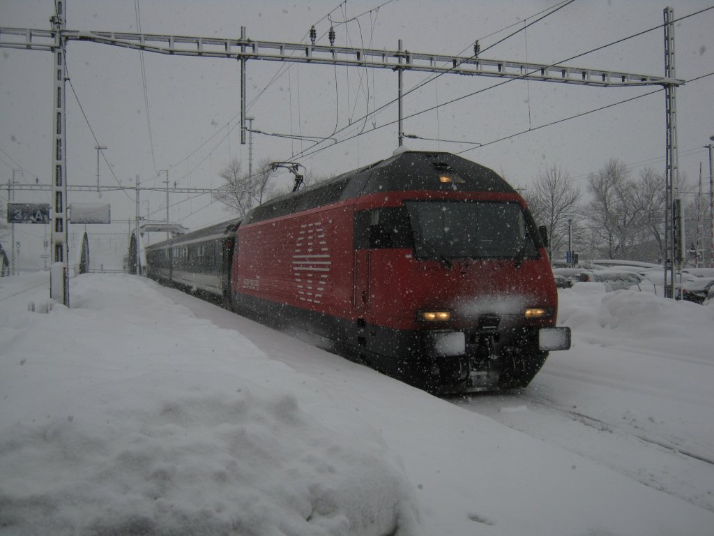 Re 460 110 mit IR 1767 bei Einfahrt in Landquart, 31.12.2011.