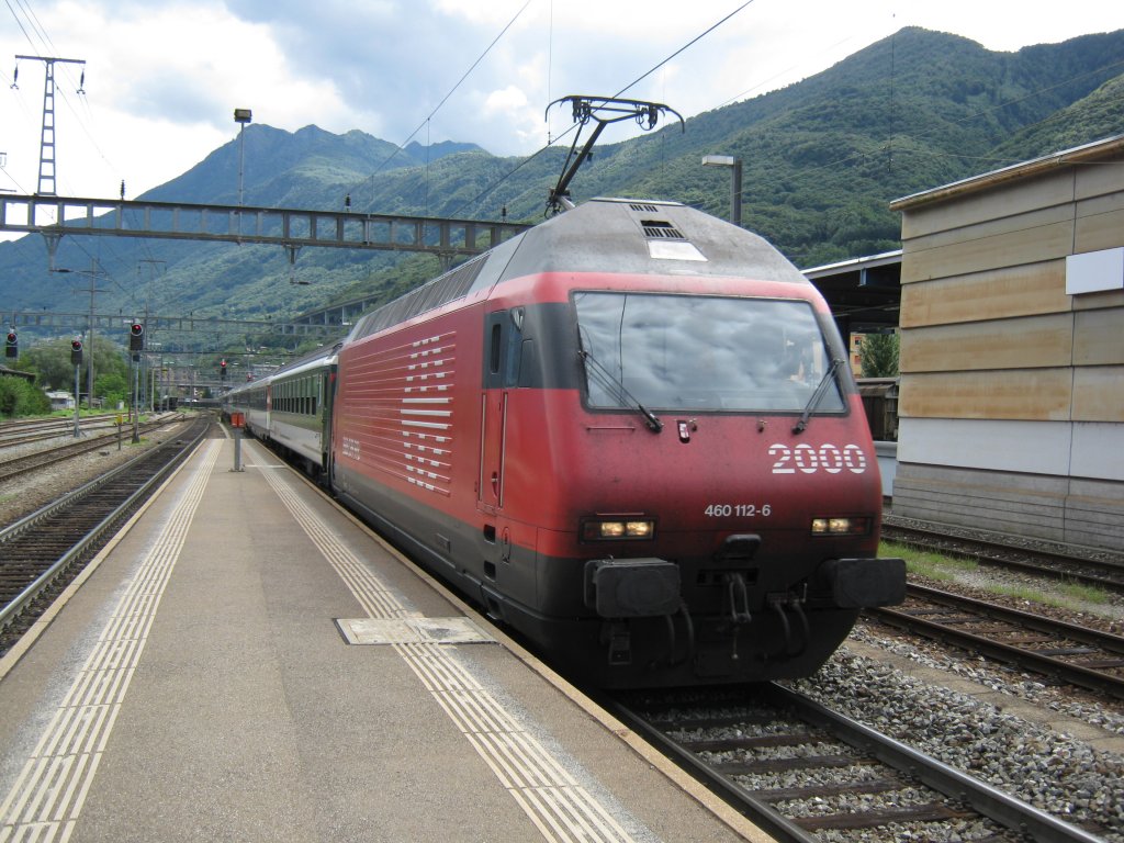 Re 460 112 mit IR 2165 im Bahnhof Cadenazzo, 13.08.2010.