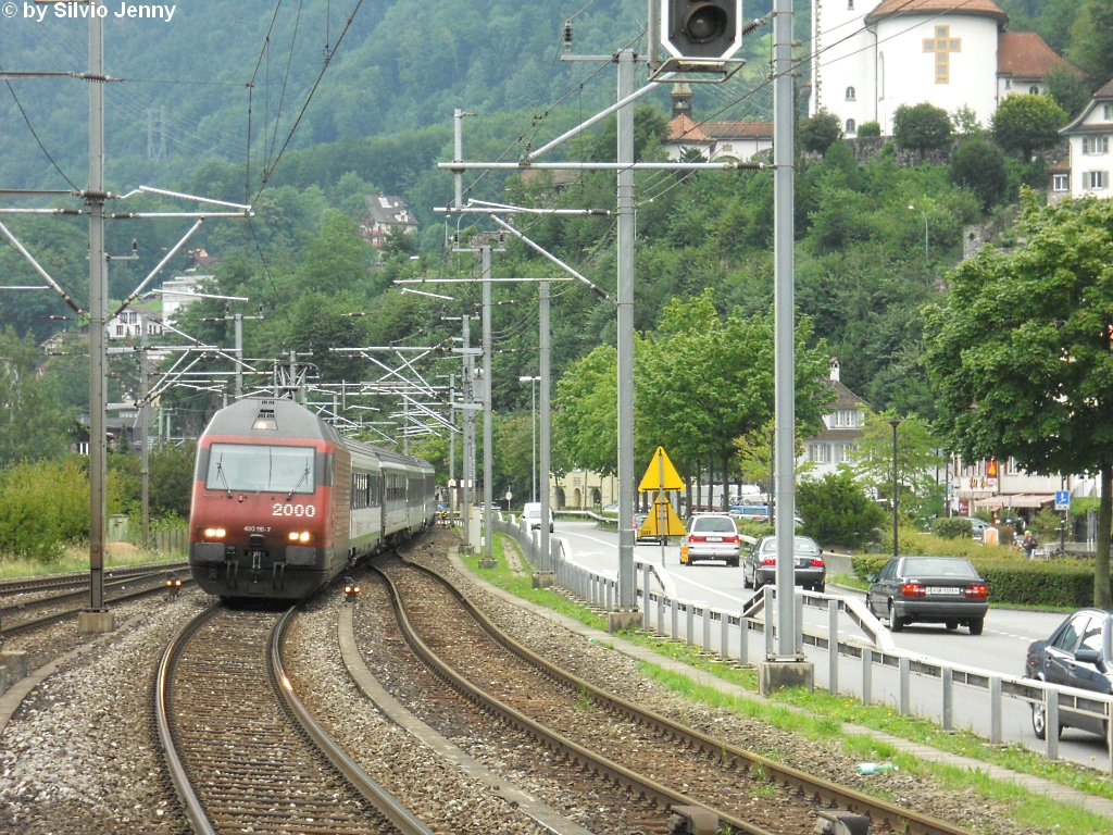 Re 460 116-7 ''Ostschweiz'' am 6.8.2010 in Flelen mit dem IR 2173 nach Locarno. Dieser Zug ist ein Teil des Wilhelm-Tell-Express von Luzern nach Locarno, an erster Stelle ist seit dieser Saison der Slaonwagen ''PanGottardo'' eingereiht, der 2007 erstmals eingesetzt wurde mit den bekannten Drehstlen.