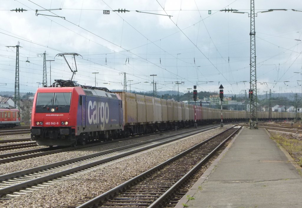 Re 482 042-9 der STEG zieht einen Holzhackgutzug am 12.04.2012 durch Kaiserslautern