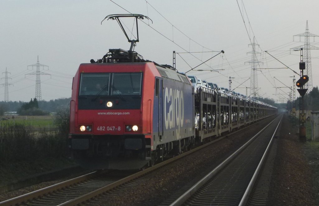 Re 482 047-8 zieht am 27.03.2012 einen Autozug durch Wiesental. Aufgenommen vom Ende des Bahnsteigs