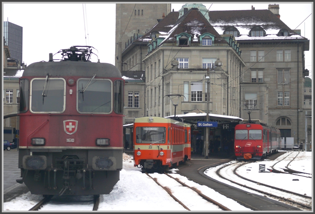 Re 6/6 11610  Spreitenbach  neben Be 4/8 22 der TB und BDeh 474 22 der AB am St.Galler Nebenbahnhof. (21.12.2010)