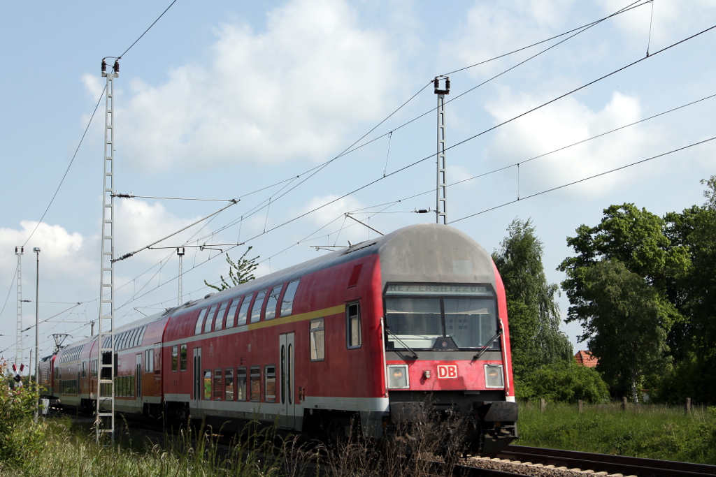 RE 7-Ersatzzug (RE 4375) von Wismar nach Ludwigslust geschoben von der 112 188-8 in Schwerin-Medewege am 01.06.2013