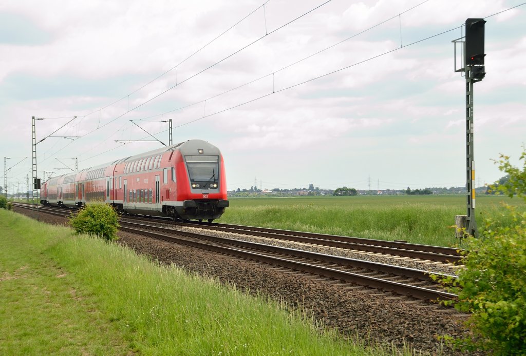 RE 7 nach Krefeld die hier gerade aus Dormagen in Richtung Neuss auf dem Streckengleis nach Kln gegen die Fahrtrichtung unterwegs ist.....da an dem Wochenende gerade eingleisig gefahren wurde wegen Bauarbeiten an der Kbs 495 zwischen Nievenheim und Norf. 25.5.2013