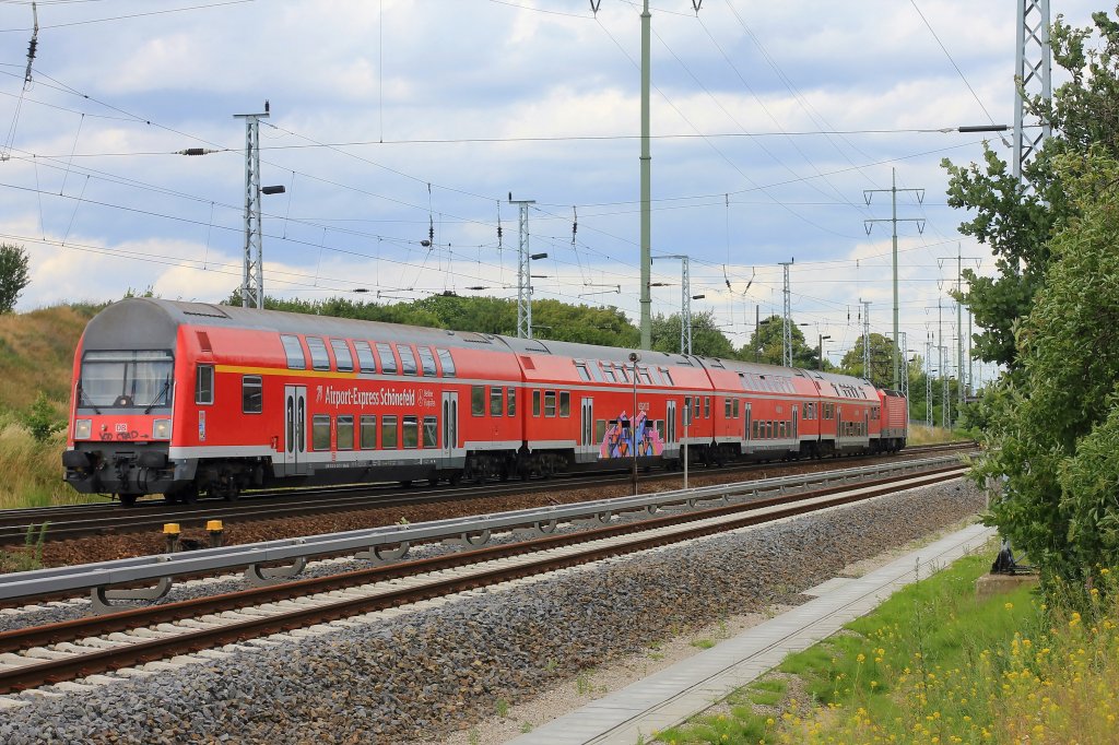 RE 7 (RE 18718) nach Wnsdorf-Waldstadt am 01. Juli 2011 mit 143 947-0 als Schublok  nach Halt im Bahnhof Berlin Schnefeld Flughafen in Richtung Blankenfelde(Teltow-Flming)