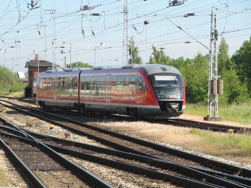 RE 8 nach Tessin mit 642 551 verlt am 9.6.2013 den Hbf Rostock.
