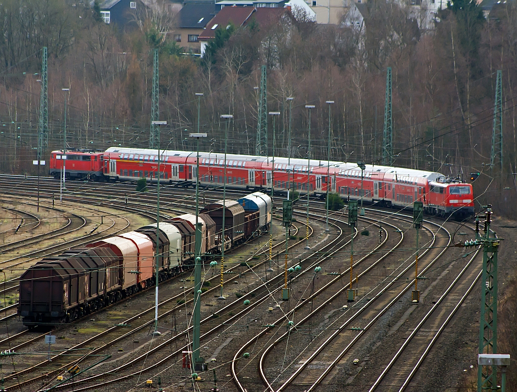 RE 9 (Rhein-Sieg-Express) Aachen - Kln - Siegen am 16.01.2010 kurz vor der Einfahrt in den Bahnhof Betzdorf. Auffallend ist die Sandwich-Bespannung mit Zuglok 111 015-4 und Schublok 111 009-7, der Grund die Probleme mit dem Bombardier Talent 2. Ab 12. Dez. 2010 sollte der Talent 2 die Strecke bedienen. Um die Fahrzeitreduzierung um ca. 3 min. zu Gewhrleisten setzte die DB Regio nun auf Doppeltraktion, brachte aber nicht den gewschten Erfolg.