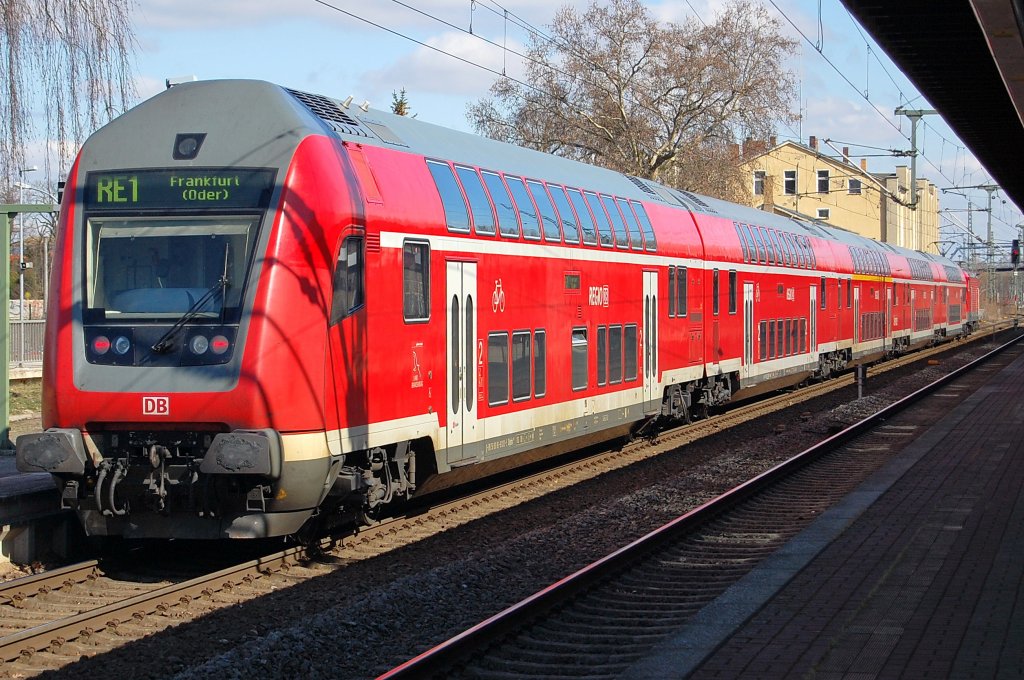 RE1 von Brandenburg nach Frankfurt (Oder)gezogen von der 112 105-2. 22.03.2010