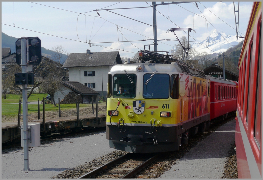 RE1249 mit Login Ge 4/4 II 611  Landquart  kreuzt in Castrisch den Gegenzug. (08.04.2010)