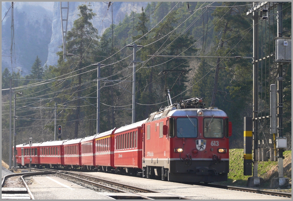 RE1261 mit Ge 4/4 II 613  Domat/Ems  fhrt in Versam-Safien ein. (08.04.2010)