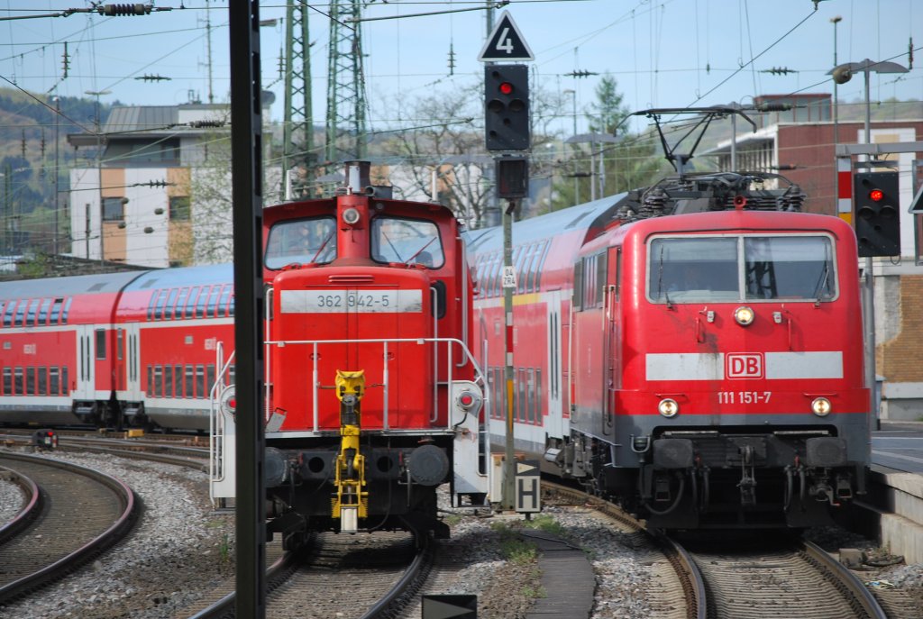 RE4 aus Dortmund trifft im Aachener Hbf ein (E-Lok 111 151-7 neben dem Rangierlok 362 942-5 am 11. April 2011).