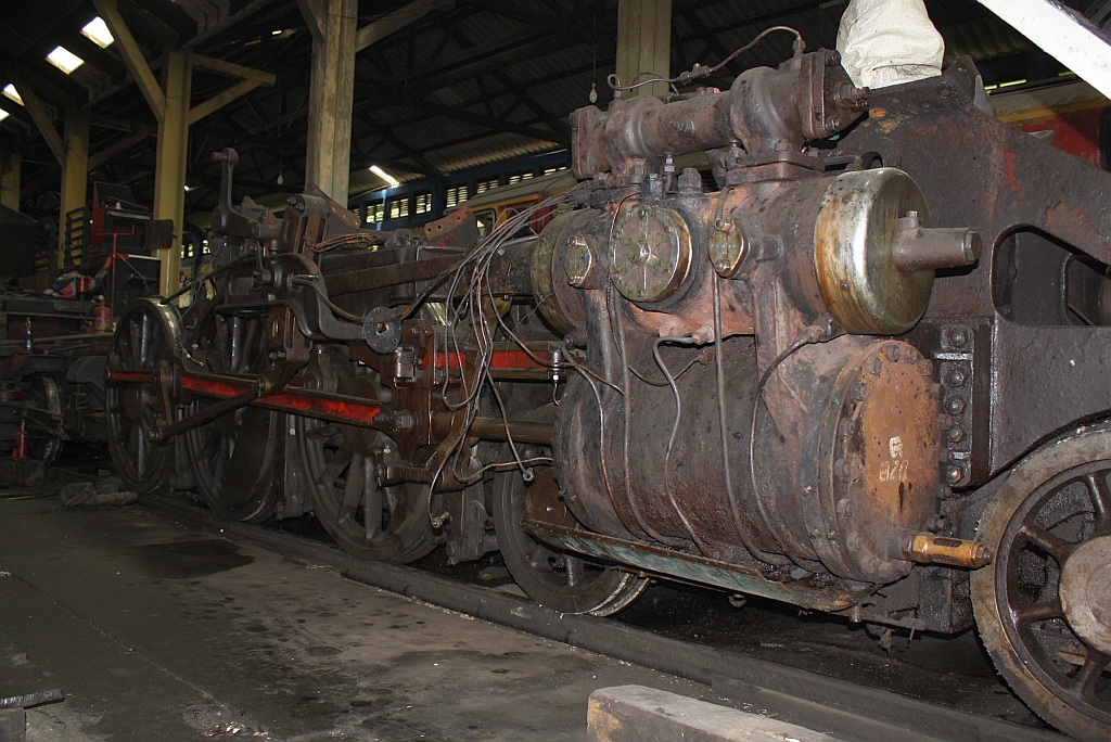 Rechte Triebwerkseite der 824 (2'C1'h2, Nippon Sharyo (Japan), Bauj. 1949, Fab.Nr. 1525), aufgenommen am 19.Mai 2012 whrend der Aufarbeitung im Depot Thon Buri.

