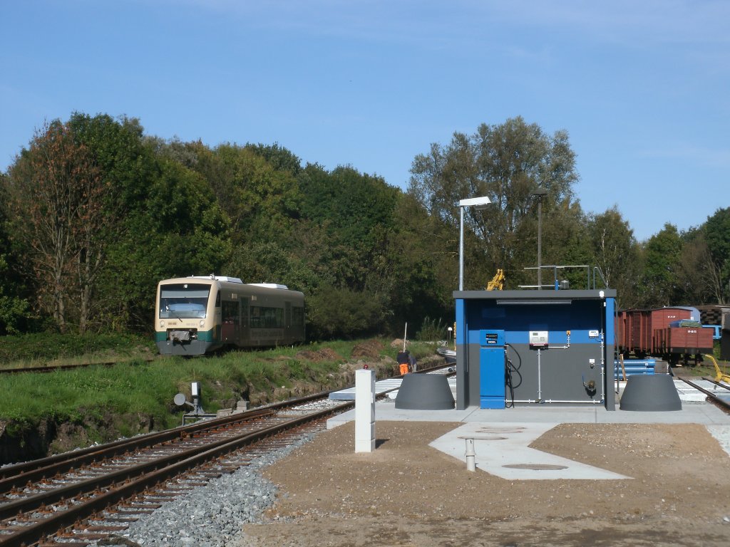 Regelmig kommt der PRESS VT650 032 an der zuknftigen Tankstelle in Putbus vorbei,wo der VT auch tanken wird,am 15.Oktober 2011 fuhr der Triebwagen wieder einmal an der Tankstelle vorbei.