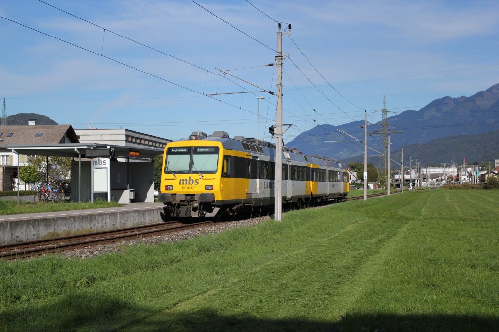 Regionalzug 8928 beim Halt in Bludenz Moos auf der Fahrt Richtung Bludenz, Anfang Oktober 2012
