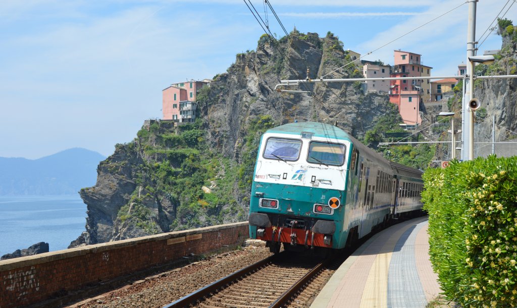 Regionalzug R 24494 La Spezia C.le – Sestri Levante fhrt in Hp. Manarola [Cinque Terre] gerade ab; 09.05.2013
