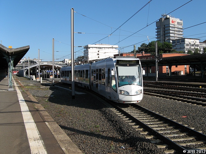 RegioTram nach Melsungen (Linie RT5) verlsst neuen Trogbau des umgebauten Hauptbahnhofs. Systemwechselstelle Straenbahn-Eisenbahn folgt. Aufgenommen in Kassel Hbf am 15.08.2009