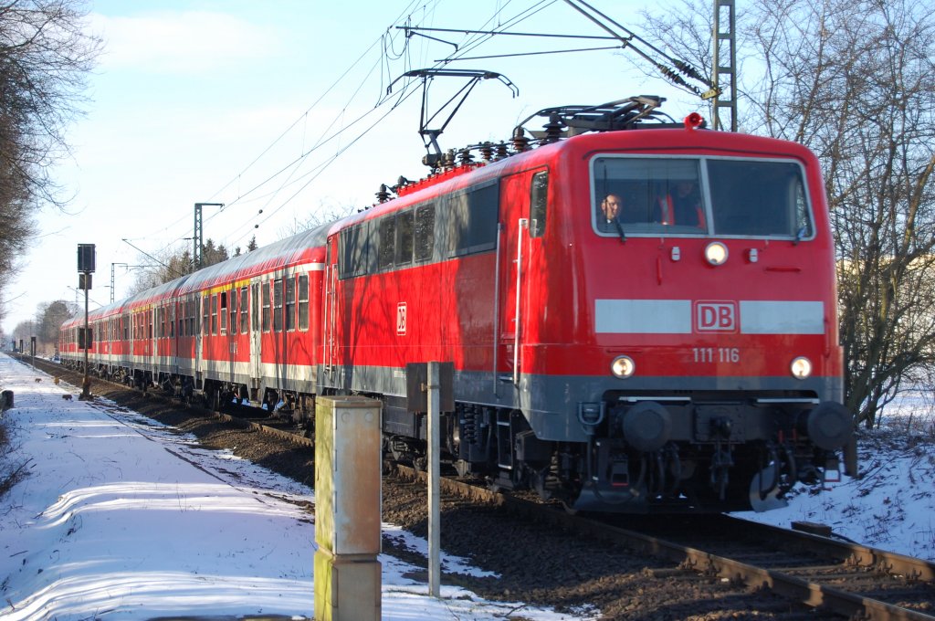 Retoure, diesmal geht es zurck nach Hamm. 111 116 hat soeben den Bahnhof von Breyell verlassen und fhrt durch Ltsch zum nchsten Halt in Boisheim. 16.2.2010