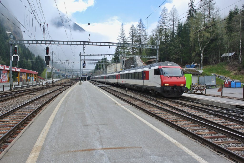 Rettungsbung im Ltschbergbasistunnel, Umleitung der IC's ber die alte Bergstrecke: EXT 30821 mit dem fhrendem Bt 50 85 28-94 962-3 bei Durchfahrt in Goppenstein, 04.05.2013.