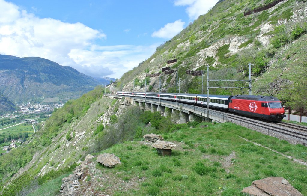 Rettungsbung im Ltschbergbasistunnel, Umleitung der IC's ber die alte Bergstrecke: Re 460 059-9 mit EXT 30816 bei Lalden, 04.05.2013.