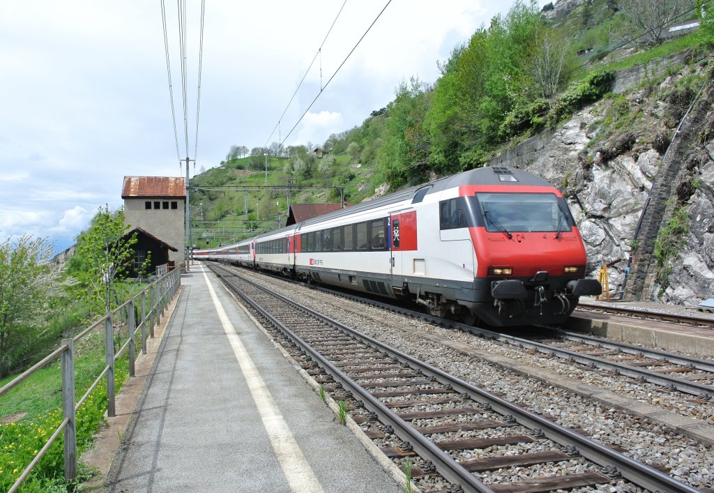 Rettungsbung im Ltschbergbasistunnel, Umleitung der IC's ber die alte Bergstrecke: EXT 30069 bei Durchfahrt in Ausserberg. Zuvorderst ein zweier Modul mit dem Bt 50 85 28-94 950-8, dahinter der 9-teilige Pendel und die Re 460 109-2, 04.05.2013
