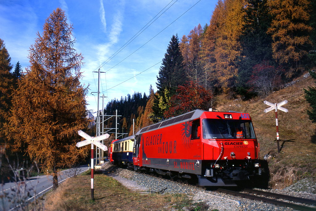 RhB 651 fhrt in den Bahnhof Bergn ein, 31.10.2009, RE 1129.